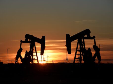 Los precios mundiales del petróleo han caído un 6%, a mínimos de 4 semanas.