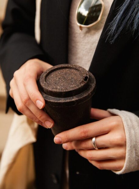 Украинский стартап Rekava производит одноразовую, биоразлагаемую посуду из кофейной гущи.