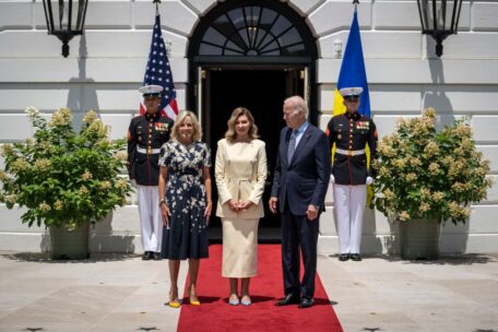 Jill y Joe Biden saludaron a Olena Zelenska en la Casa Blanca.