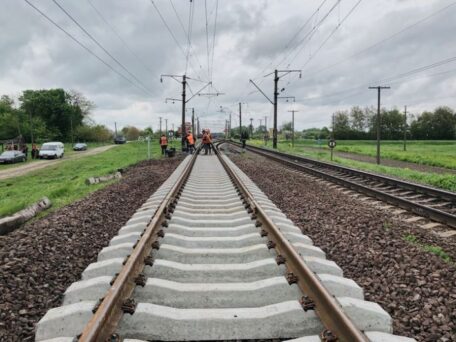 Ukrainian Railways has restored the abandoned track to the Romanian border.