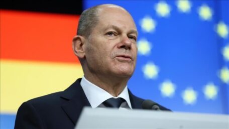 Шольц поддерживает вступление в ЕС Украины, Молдовы и Грузии.