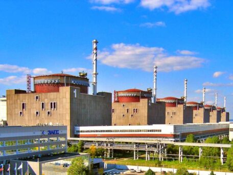 La UE y 42 países exigen que Rusia desmilitarice la central nuclear de Zaporizhzhia.