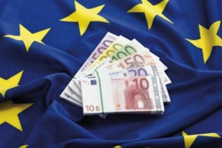 Unia Europejska tłumaczy opóźnienie 8 mld euro pomocy dla Ukrainy.