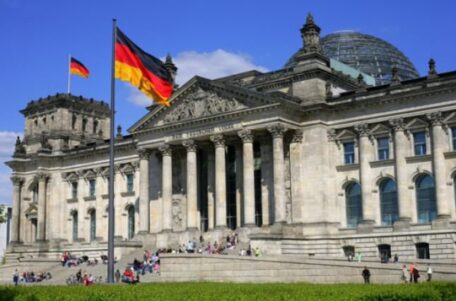 Posłowie niemieckiego Bundestagu wezwali do zwiększenia dostaw broni Ukrainie.