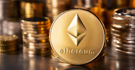 Цифровая валюта Ethereum удвоилась в цене и опережает Bitcoin.