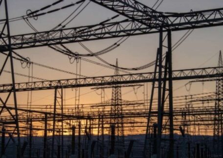 Drożejąca energia elektryczna powoduje zamykanie fabryk w Europie.
