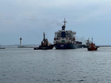 El primer barco con maíz ucraniano ha salido de Odesa.