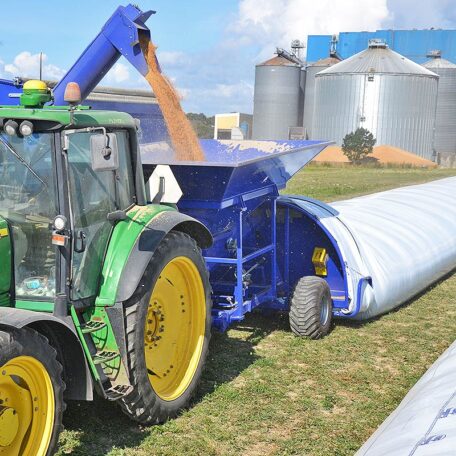 USAID ayudará a los agricultores ucranianos a comprar equipos de almacenamiento de granos.