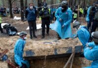 La exhumación de cuerpos de un sitio de entierro masivo en Izium continuará durante otras dos semanas.