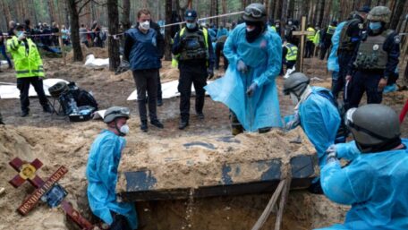 La exhumación de cuerpos de un sitio de entierro masivo en Izium continuará durante otras dos semanas.