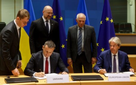 UE podpisuje umowę z Ukrainą na kolejne 500 mln euro pomocy.