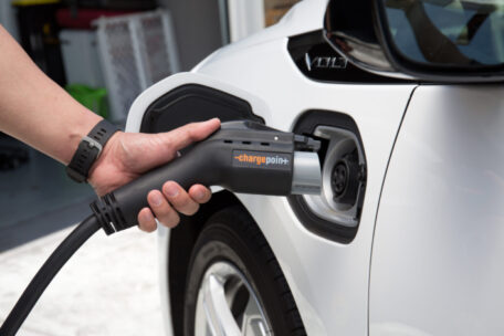 L’AIE prévoit des ventes record de voitures électriques cette année.