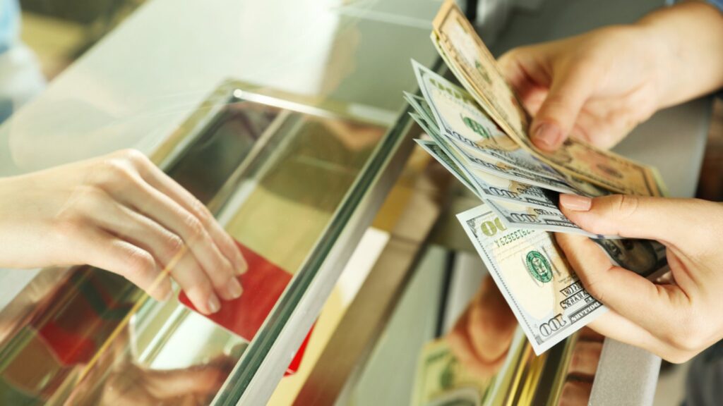 НБУ допоможе банкам розв'язати проблему з продажем готівкової валюти.