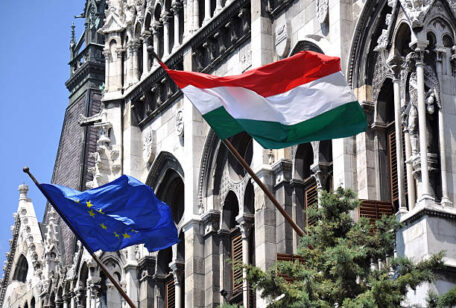 Еврокомиссия накажет Венгрию.
