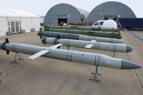 Російські заводи, які виробляють ракети “Калібр”, “Торнадо” та зенітно-ракетні комплекси “Град”, досі не потрапили під санкції.