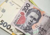 Українські біженці у Латвії зможуть міняти у банках готівкову гривню на євро.