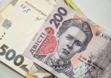 Українські біженці у Латвії зможуть міняти у банках готівкову гривню на євро.