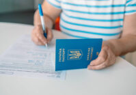 Польша отменила подоходное налогообложение украинских беженцев, работающих удаленно.