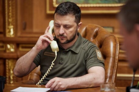 Durante una llamada telefónica, Zelenskyy le pide a Macron apoyo de defensa adicional.