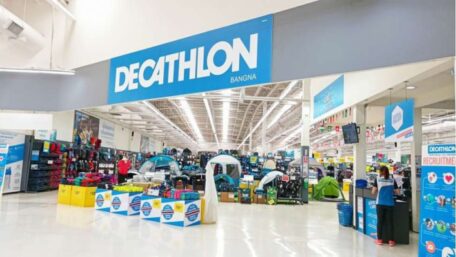 La chaîne française de magasins de sport Décathlon ouvre des magasins en Ukraine.