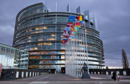 Bruksela chce przeznaczyć miliardy euro na dostawy broni.