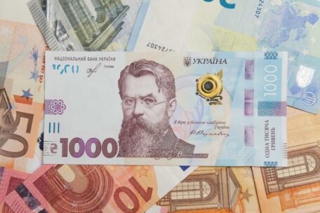 Українці зможуть обмінювати готівкову гривню на євро в Литві.