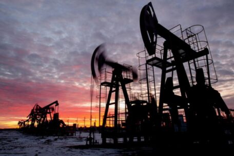 “Велика сімка” підготувала триетапне обмеження цін на російську нафту.