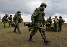 Российские войска готовятся к украинскому контрнаступлению через Днепр.