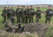 Szkolenie wojsk rosyjskich jest prowadzone na Białorusi z powodu braku instruktorów i sprzętu.
