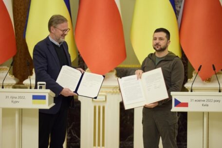Zełenski i Fiala podpisali deklarację wspierającą przystąpienie Ukrainy do NATO.