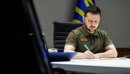 El presidente Zelenskyy firma el presupuesto estatal de Ucrania para 2023 como ley.