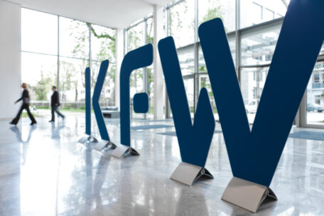 KfW отложил обслуживание кредита Украины в размере €150 млн до 2027 года.