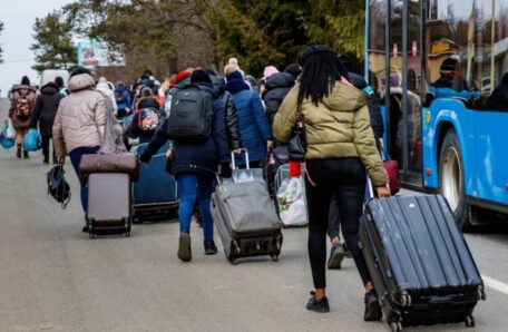 Потік біженців з України не вщухає через російські обстріли.