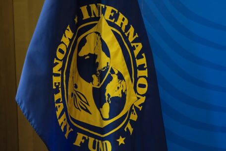 МВФ утверждает программу мониторинга Украины.