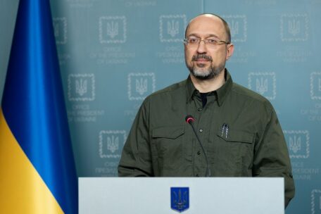 Премьер-министр Украины объявляет список наиболее критических вооружений.