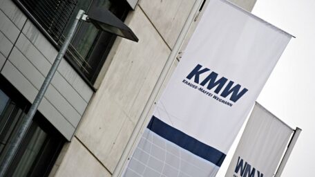 Німецький концерн KMW ремонтуватиме для України важку військову техніку.