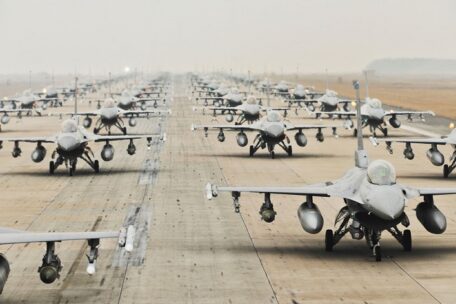 Los senadores estadounidenses piden a Biden que proporcione a Ucrania aviones de combate F-16 y ATACMS.