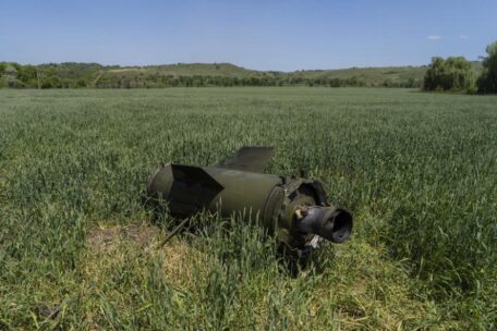 Plus de 11 millions de mètres carrés de terres en Ukraine sont jonchés de munitions.