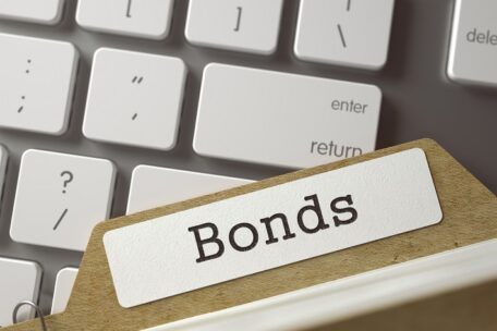 NBU chce zatrzymać „drukowanie” hrywny i zachęca banki do inwestowania w obligacje rządowe.