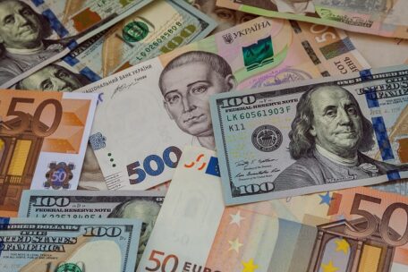Єврокомісія анонсувала перший транш допомоги Києву з річного пакета на €18 млрд.