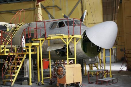 Росія хоче продати авіаремонтний завод у Криму назад Україні.