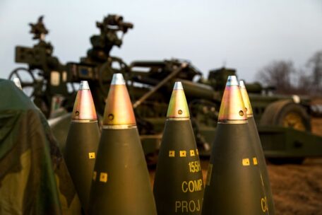 Rheinmetall kann die Ukraine mit der erforderlichen Anzahl von Geschossen beliefern, aber die EU verzögert die Bestellungen.