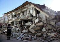 Turcją wstrząsnęła seria potężnych trzęsień ziemi, które doprowadziły do śmierci ponad 2 tys. osób.