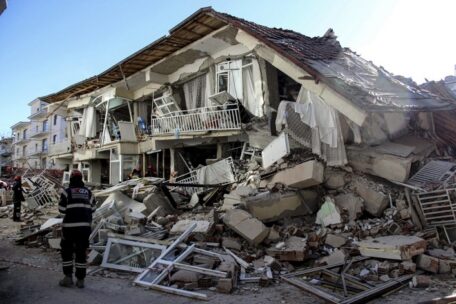 Turquía ha sido sacudida por una serie de poderosos terremotos que han provocado la muerte de más de 2.000 personas.