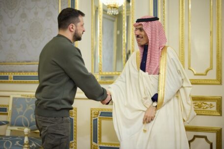El ministro de Asuntos Exteriores saudí visita Kyiv por primera vez y firma un paquete de ayuda de 400 millones de dólares.