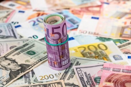 В январе украинцы увеличили покупку иностранной валюты до рекордного уровня.