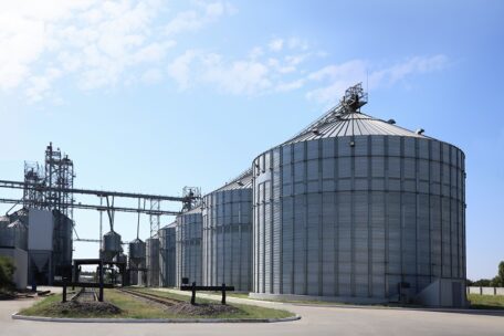 Exportaciones de cereales de Ucrania este año comercial se redujeron en un tercio.