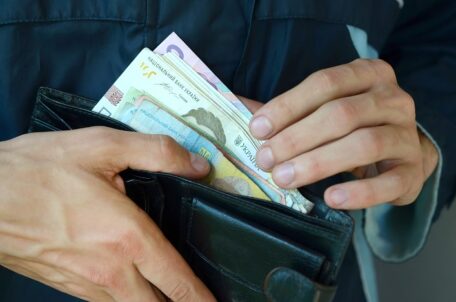Реальні зарплати українців впали на 16% та майже 3 млн громадян – безробітні.