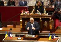 Stefanńczuk wzywa z mównicy Zgromadzenia Narodowego Francji do dostarczenia Ukrainie odrzutowców i czołgów.