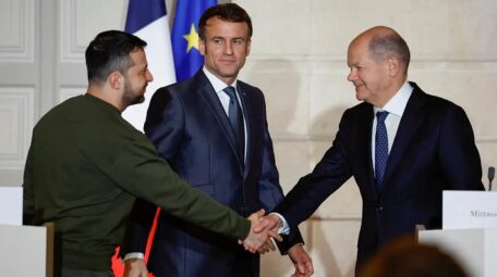 Präsident Selenskyj traf sich mit Macron und Scholz und hat sie zur Lieferung von Raketen und Flugzeugen zu überreden versucht.